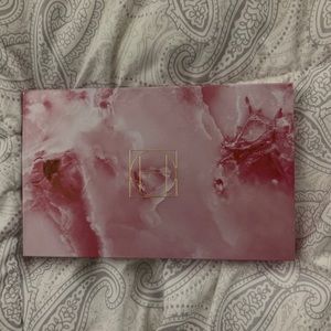 Hipdot boss is beauty pallet